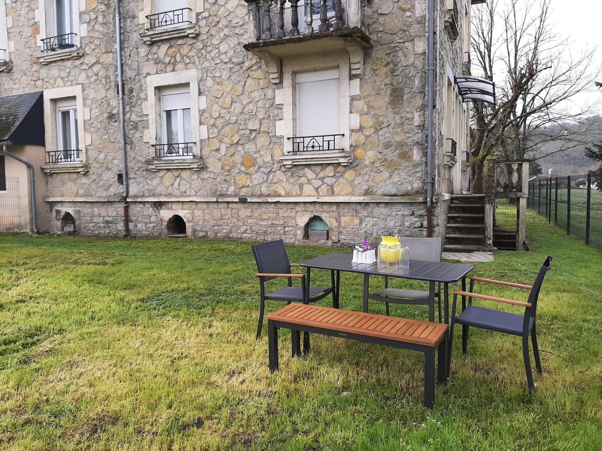 Grand Appartement Avec Jardin Bretenoux Екстериор снимка